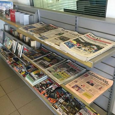 Gasolinera Martín estante con periódicos y revistas 
